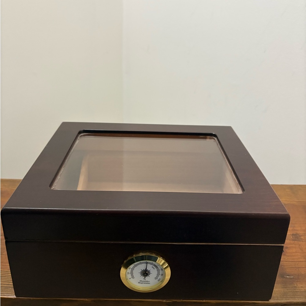 Humidor supreme Mahogany Supreme wood box with glass top, 50 cigar capacity